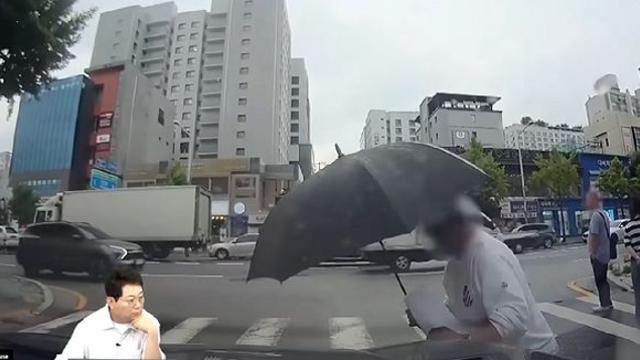 비도 안 오는데 우산 쓰고 '쿵'…알고 보니 '보험사기범'?[기가車]