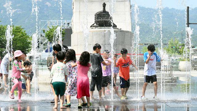 [오늘날씨] 체감기온 35도 폭염 계속…시간당 최대 50㎜ '강한 소나기'