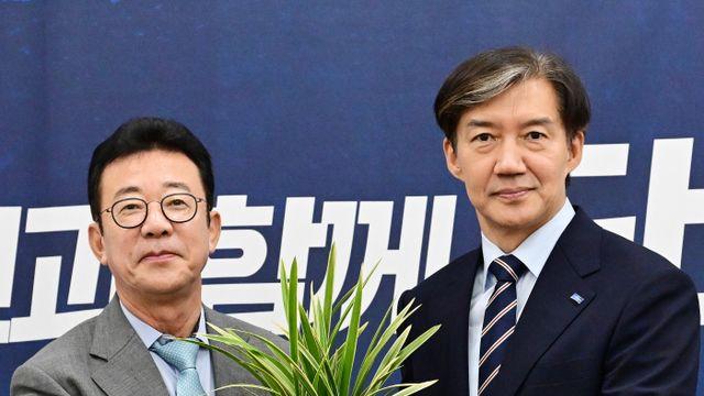 [포토] 대통령 축하 난 받은 조국 신임 대표