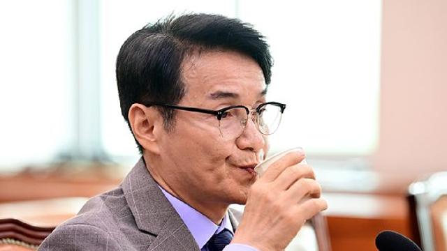 산으로 간 '尹 탄핵 청문회'…최 목사 '성분' 두고 옥신각신