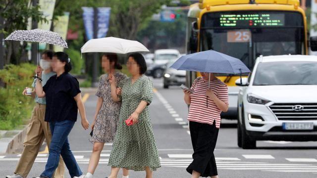 [내일날씨] 전국 대체로 흐리고 곳곳에 소나기…체감온도 35도 안팎