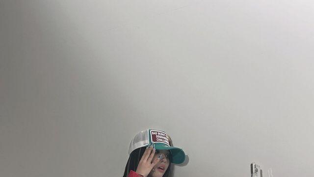 핫걸들의 마이크로 쇼츠 스타일