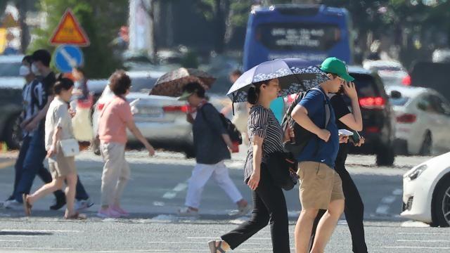 [오늘 날씨] '체감 35도' 찜통더위…폭염 속 전국 곳곳 소나기