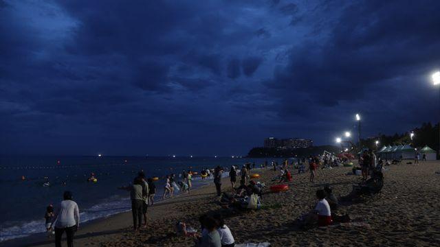 [포토]‘밤바다 즐기세요’…속초해수욕장 야간 개장