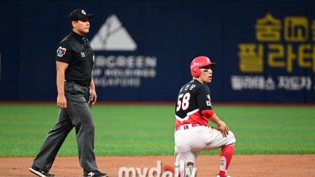 KIA 서건창 주루사, 심판 레이트콜? 꽃범호는 왜 한참 항의했나…영웅들 19세 유격수 ‘침착하네’[MD고척]