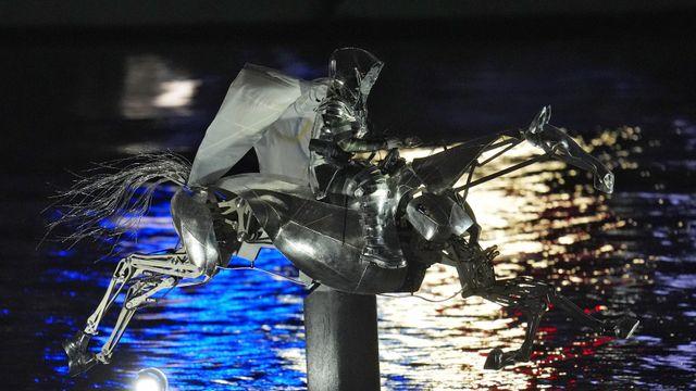 [2024 파리] 폭우 속 야외 개회식...화려함 속 산만했던 파리 올림픽-오륜기 거꾸로,  한국은 북한으로 소개