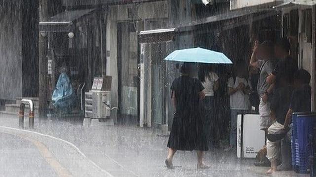삼복더위에 이불 덮고 난로 쬐는 상황…주말에도 폭염·폭우