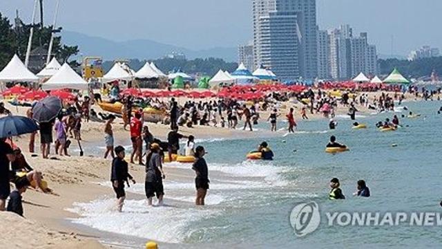 피서 절정기 동해안 해수욕장에 최고 인파…
