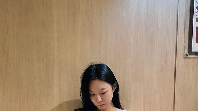 신소율의 여름 스타일링: 편안함과 개성을 동시에