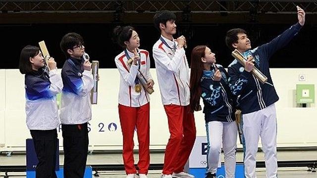 박하준·금지현 '갤럭시 플립6'으로 영광의 순간 '찰칵'