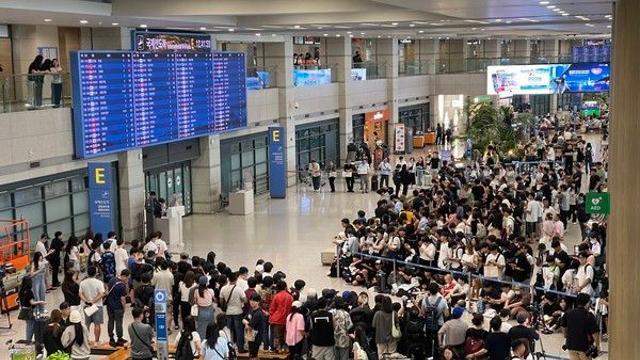 [토트넘 입국] 3시간 전부터 ‘구름 인파’…인천공항 뒤덮은 ‘토트넘 환영 열기’