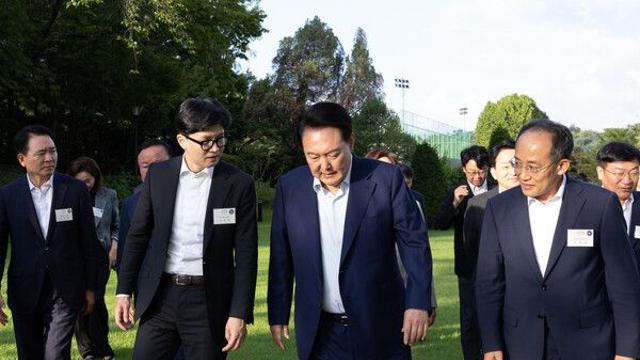윤 대통령 한동훈 대표, 용산 대통령실서 비공개 회동...'윤한 갈등설' 잦아들듯