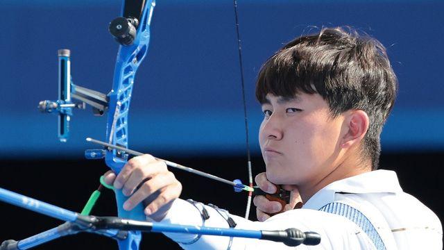 손등에 벌 얹고도 '10점'...2004년생 김제덕의 어마어마한 멘털, 金으로 이어졌다