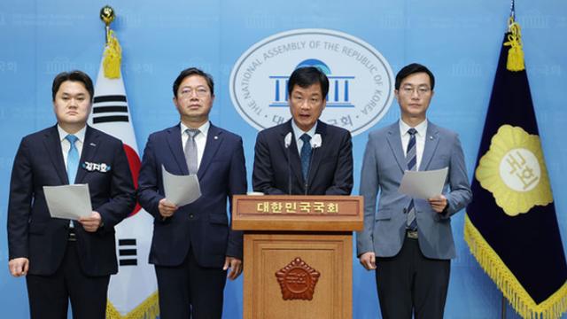 민주, '대북송금 의혹' 이재명 기소 검사 고발…