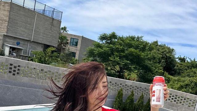박하선, 여름 날씨와 어울리는 강렬한 리조트룩