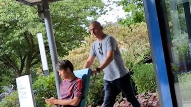 일본축구에 속았나? '충격의 휠체어' 신세…김민재 라이벌 이토의 부상 
