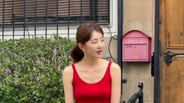 장희진, 레드 슬리브리스톱으로 시원하고 청량한 '꾸안꾸' 매력 발산