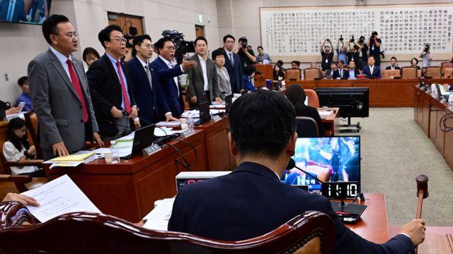 [포토] 국민의힘 '전국민 25만원 지원법' 통과에 항의