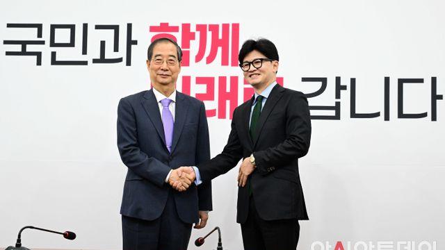 [포토] 악수 나누는 한덕수 국무총리와 한동훈 국민의힘 대표
