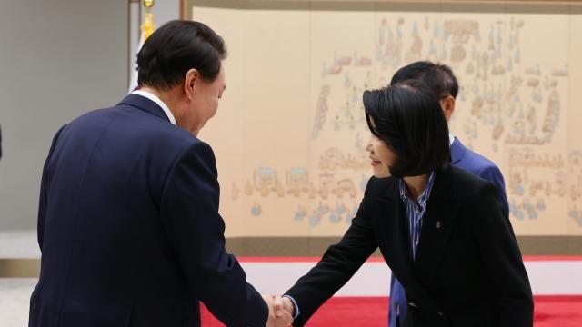 尹, 이진숙 방통위원장에 임명장 수여…
