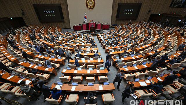 [포토] 필리버스터 시작되자 퇴장하는 야당 의원들