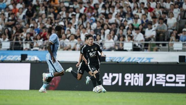 ‘민혁! 토트넘 입단 환영해’ 선배들 관심 한 몸에 받는 YANG... 매디슨+베리발+포로 어깨동무
