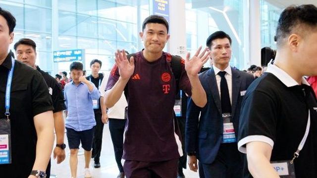 김민재가 왜? 바이에른 뮌헨 동료를 공항서 환영하지?…콤파니-노이어 '특급 팬서비스'도 시선집중