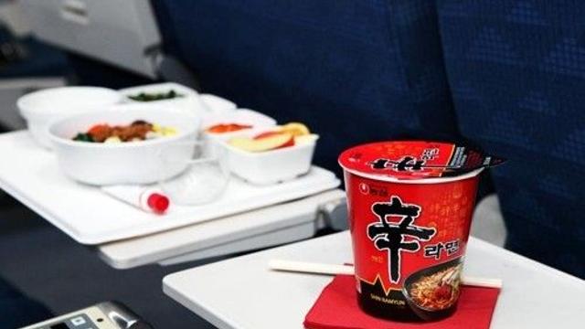 대한항공, 장거리 노선 라면 서비스 중단…