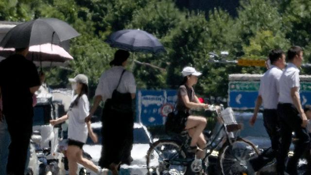 [내일날씨] 체감온도 36도 불볕더위 '계속'…곳곳 소나기