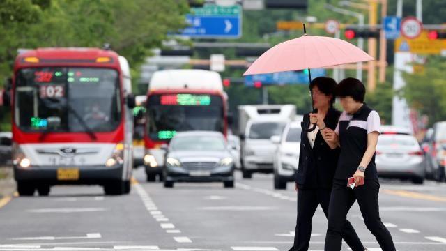 [오늘 날씨] 전국 무더위 속 곳곳 소나기…체감 35도 '찜통 더위' 지속