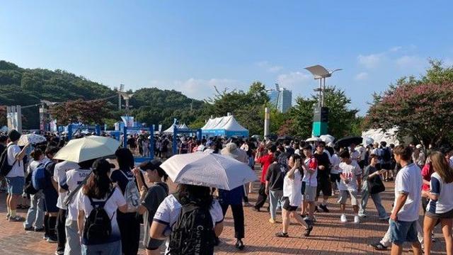 [바이에른v토트넘] ‘35℃ 폭염 경보’에도 3시간 전부터 팬들 가득…손흥민·김민재 나오자 경기장 떠나가라 함성 ‘열기 후끈’