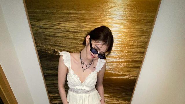 한소희, 러블리 매력 뽐내는 화이트 원피스룩(FT.클레비지 라인)