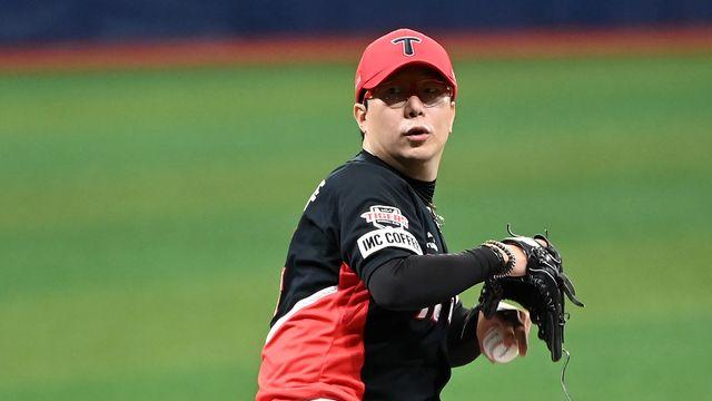 '야구장 정전→38분 중단' 마운드 지킨 대투수…