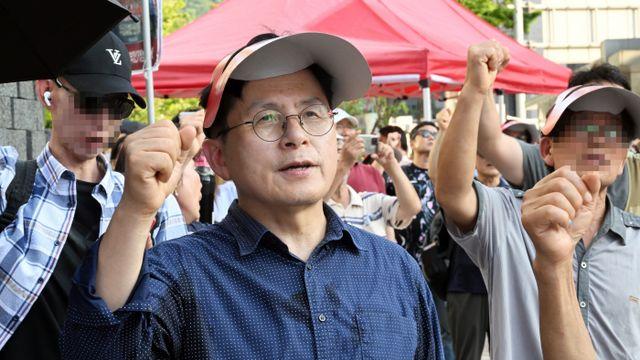 [포토]'4·10총선 수사촉구 인간띠 시위'...구호 외치는 황교안 전 총리