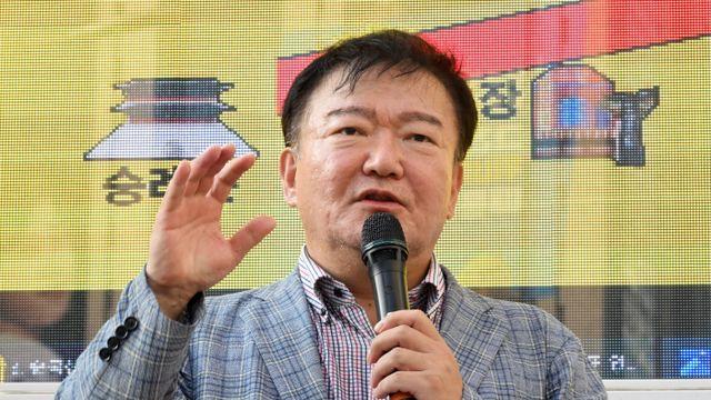 [포토]'제5회 4·10총선 수사촉구 인간띠 시위' ...발언하는 민경욱 대표