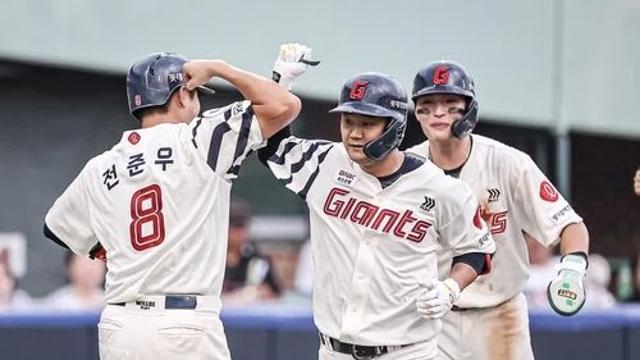 손호영, '친정' 상대로 멀티홈런…롯데, 울산서 LG 격파