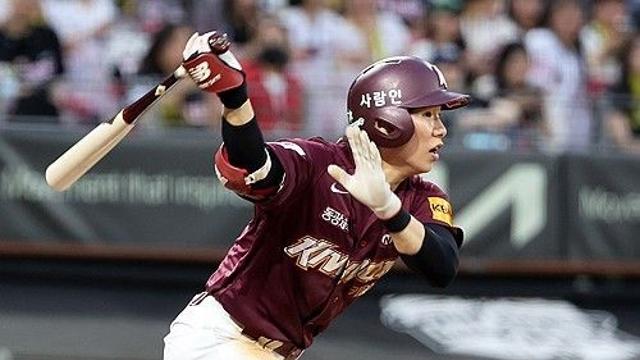 키움 김혜성, 역대 최연소 2위 1천안타…1위는 이정후