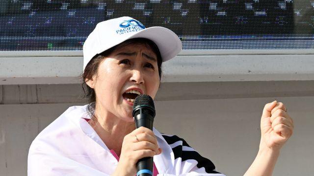 [포토]'4·10총선 수사촉구 인간띠 시위'서 발언하는 이나경 회장