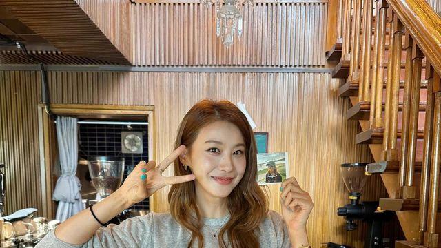 유인영, 심플하지만 눈길 끄는 시스루룩