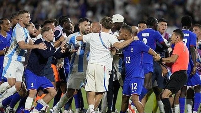 '충격의 올림픽 난투극' 프랑스-아르헨티나, 축구 도중 '벤클'…