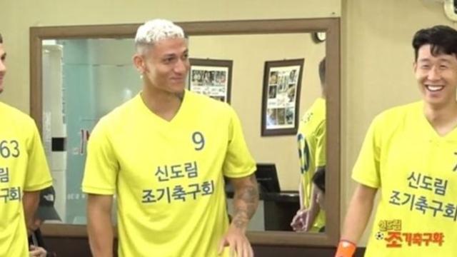 소주병 세 번 치고 휴지 위에 수저… 히샬리송 한국인이야?