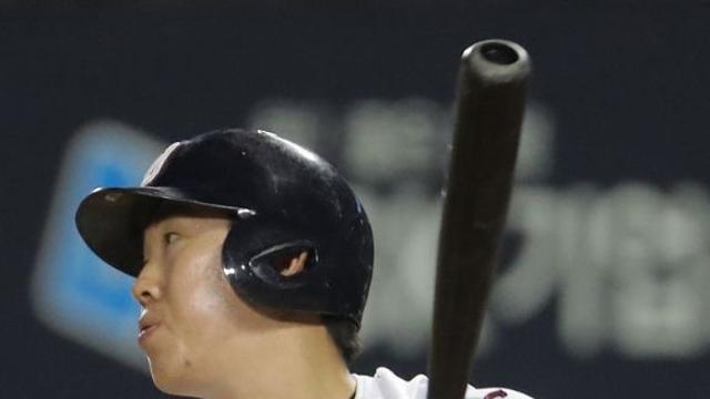 두산, 허경민 1500경기 출장 기념 시구·시포