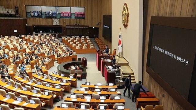 '이진숙 탄핵안' 野6당 단독 본회의 통과...대통령실 '오물탄핵' 민주당 '헌법정신 더럽히는 오물' 원색 공방
