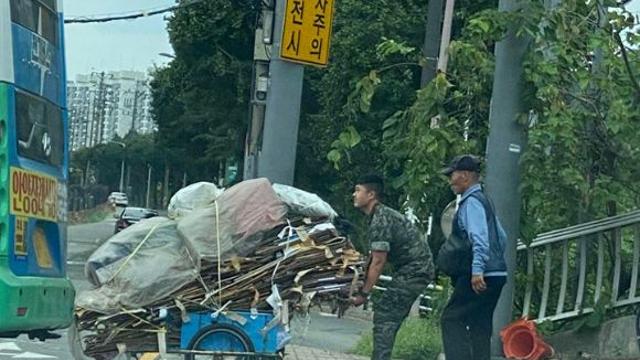군복 입고 '번쩍'…리어카 노인 도운 '해병대원'
