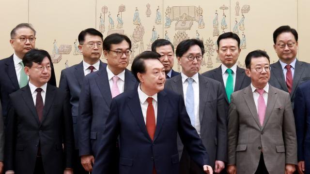 尹, 여름휴가 첫날 통영시장서 해산물 구매