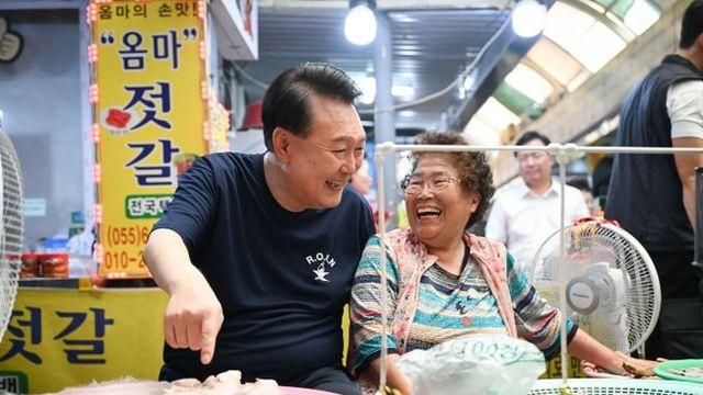 尹 대통령, 휴가 첫날 통영중앙시장 방문.. 상인과 생선 요리법 대화 후 넉넉히 구매 지시