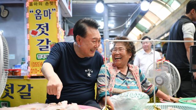 휴가 첫날 시장 간 尹…