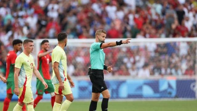 스페인-모로코 올림픽 축구 4강전서 심판 부상 교체 '해프닝'