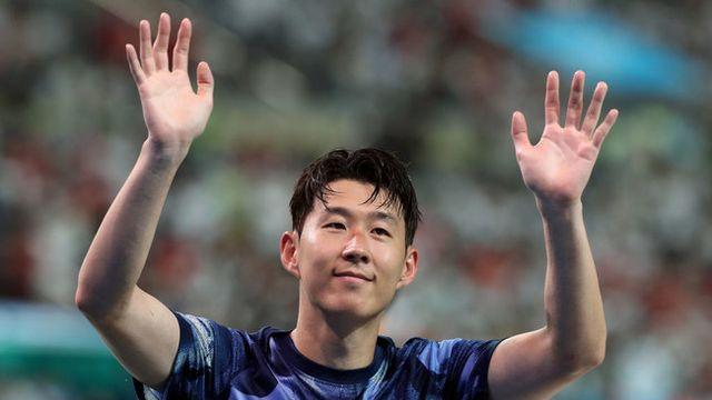 “K팝 스타 손흥민?” 현지 언론도 주목한 'SON+뉴진스' 기념 촬영!