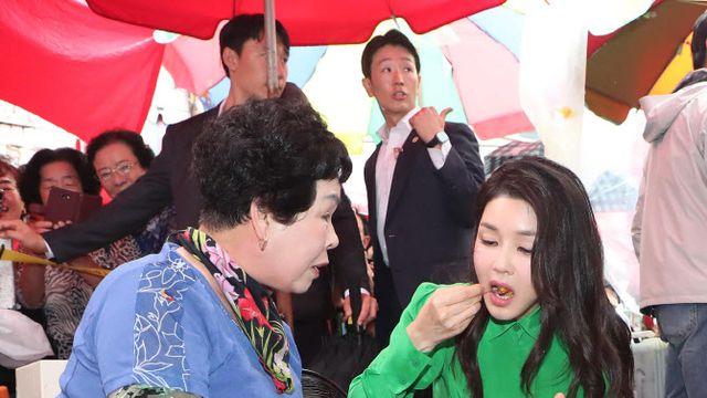 김건희 여사, 휴가 중 부산 깜짝 방문…전통시장 방문 독려